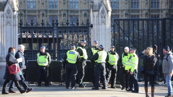 İngiliz polisi parlamento önündeki ekip sayısını artırdı