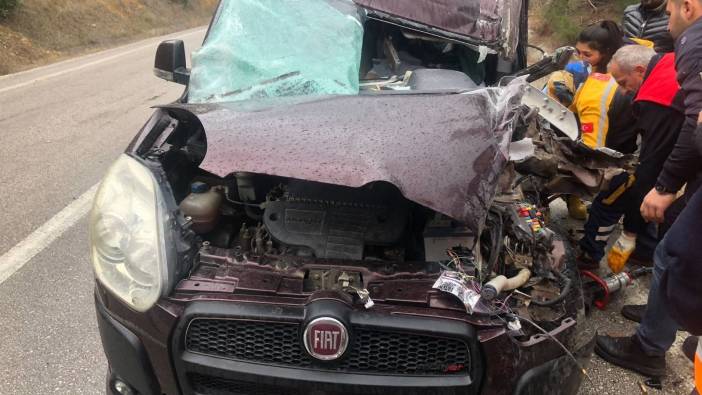 Ticari araçla çarpışan kamyonet devrildi '2 yaralı'