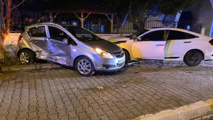 Antalya'da iki otomobil kafa kafaya çarpıştı