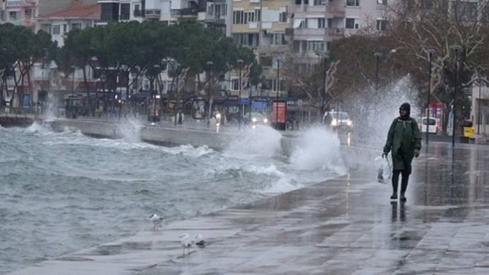 Antalya'da fırtına ve yağış hayatı olumsuz etkiledi