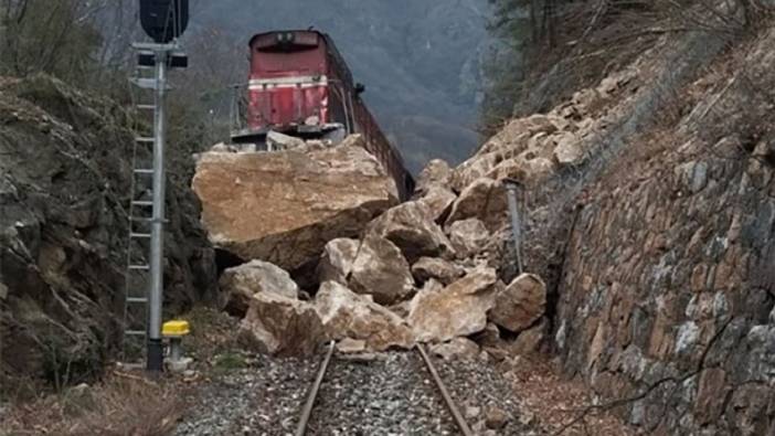 Kayalar demir yoluna düşünce yolcular diğer istasyonlara aktarıldı