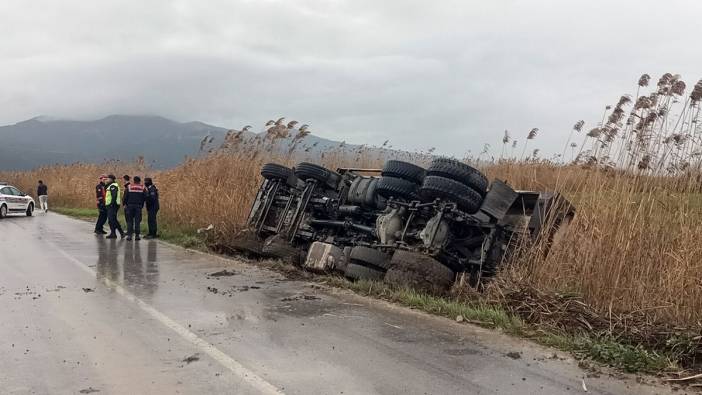 Kamyon sulama kanalına devrildi 'Yaralılar var'