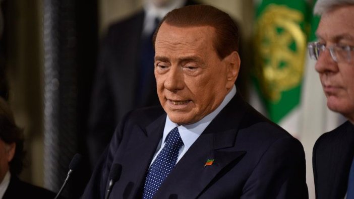 Berlusconi siyasete geri dönüyor