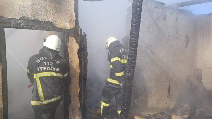 Burdur’da iki katlı evde yangın çıktı