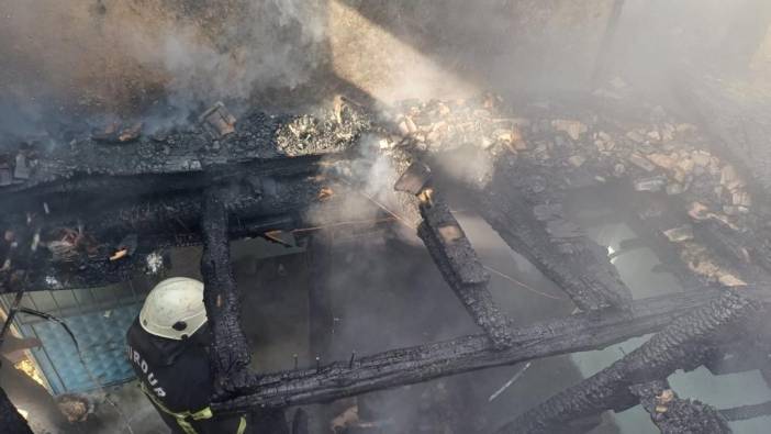 Burdur’da 2 katlı köy evinde yangın çıktı