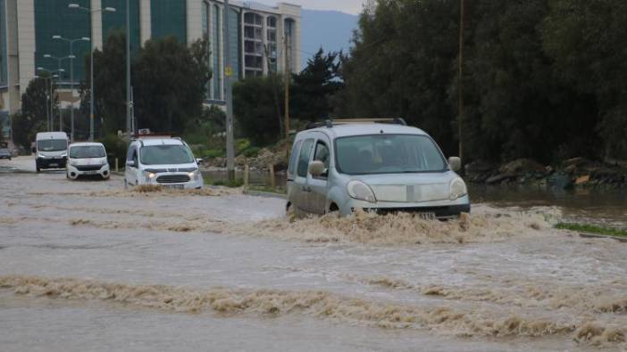 Hatay’da caddeler göle döndü