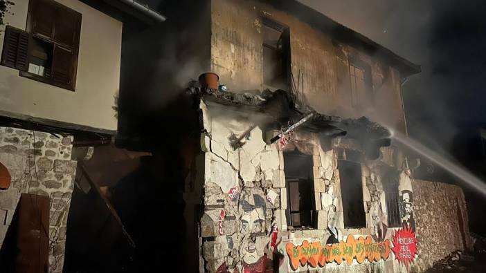 Hatay'da hasarlı binada çıkan yangın söndürüldü