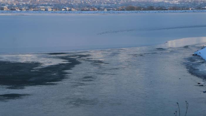 Van’da gölet kısmen dondu
