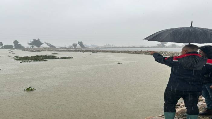 Hatay’da etkili olan sağanakta binlerce dekarlık araziyi sular altında kaldı