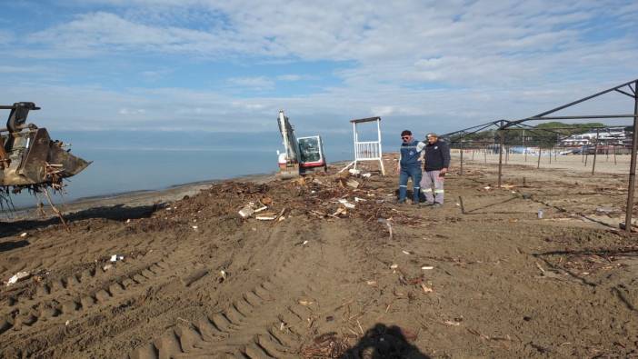 Balıkesir'de selin getirdiği çöpler plajlardan temizleniyor