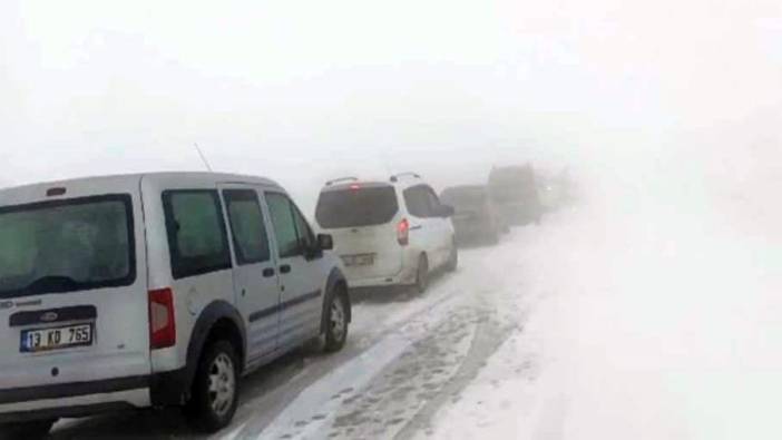 Kar yağışı nedeniyle karayolunda mahsur kalan 70 kişi kurtarıldı