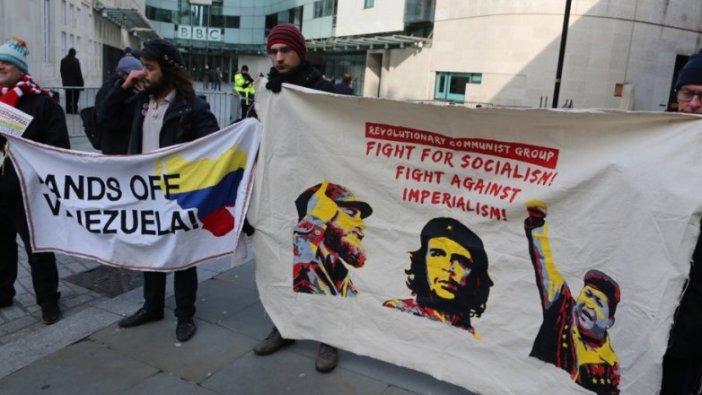 İngiliz basınının Venezuela haberleri BBC önünde protesto edildi