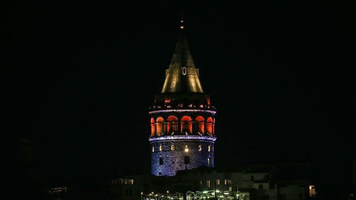 İstanbul'un simgeleri 'mavi-turuncuya' büründü