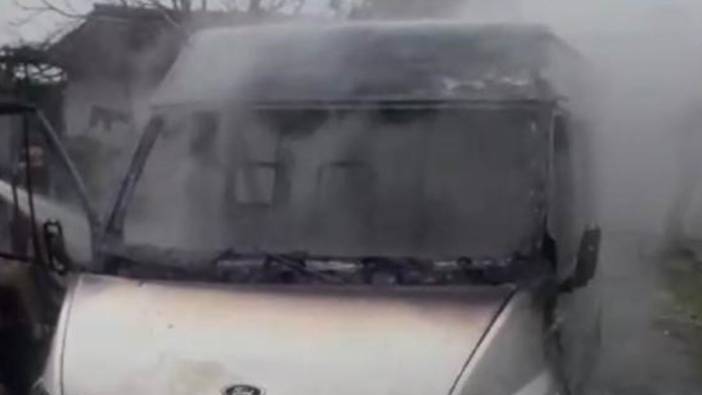 Yanan minibüs küle döndü
