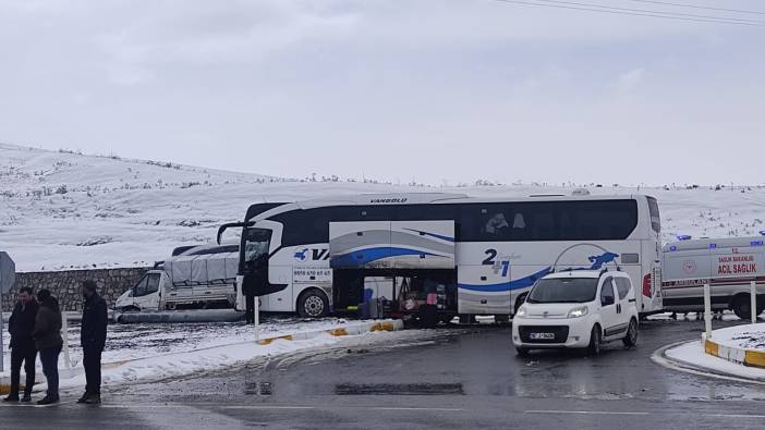 Ağrı'da feci kaza 'Yolcu otobüsü ile kamyonet çarpıştı'