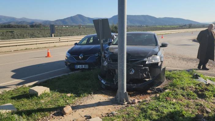 Hatay’da 2 otomobil çarpıştı