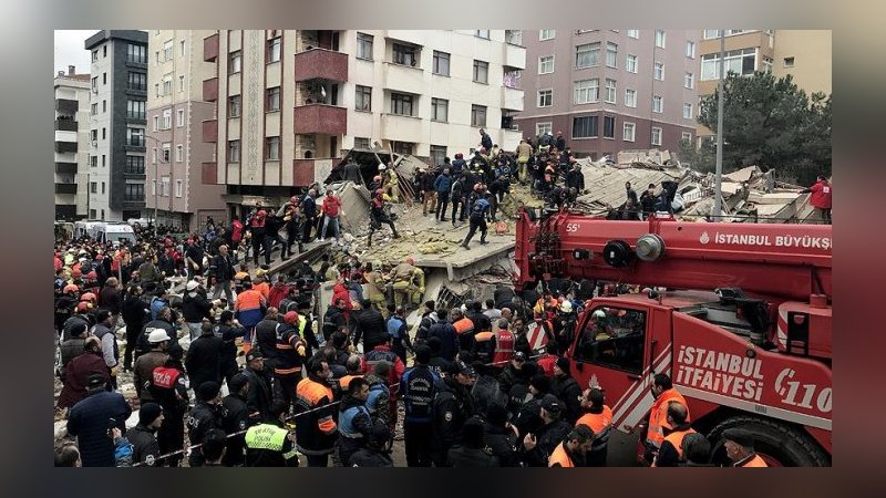 İstanbul'da 7 katlı bina çöktü