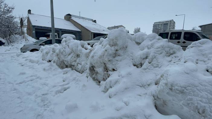 Bitlis’te kar 3 metreyi aştı