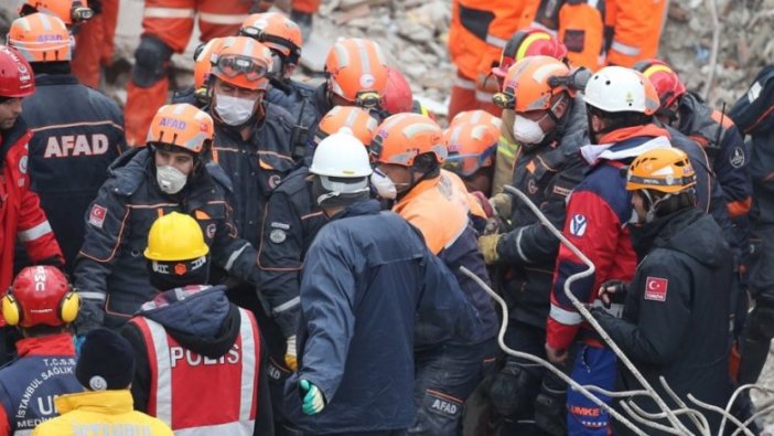 Bakan'dan çöken bina açıklaması