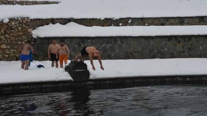 Bitlis’teki şenliklerde vatandaşlar buz gibi suda kulaç attı