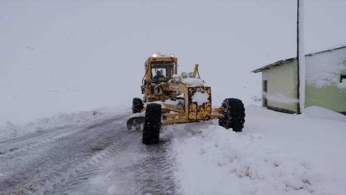 Malatya'da kar yağışı nedeniyle yüzden fazla köy yolu ulaşıma kapandı