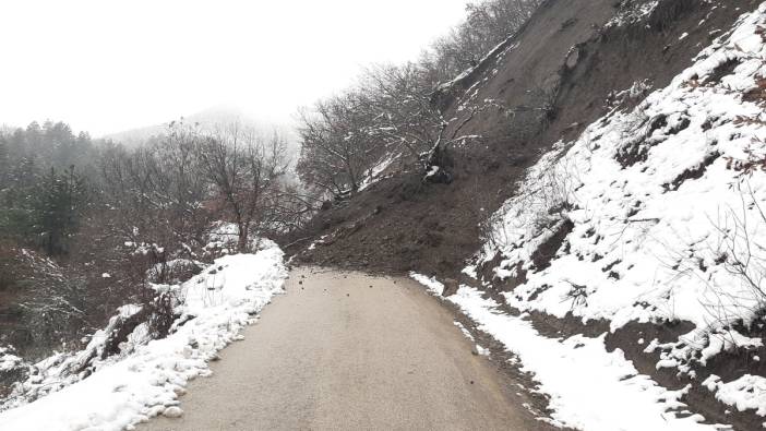Karabük'te meydana gelen heyelan köy yolunu kapattı