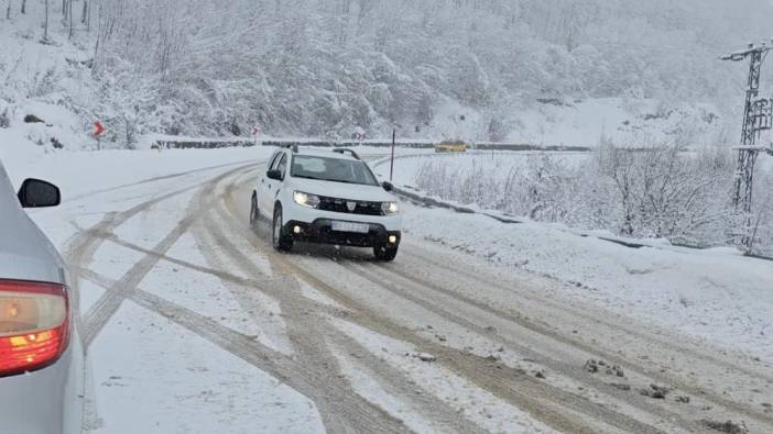 Kastamonu'da kar köy yollarını kapattı