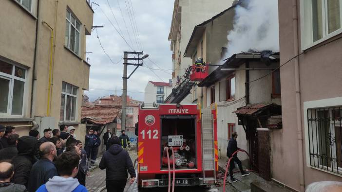 Tuzla'da bir binanın çatısı alev alev yandı
