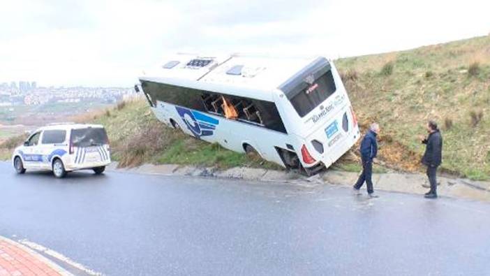 Kaçak göçmenleri taşıyan otobüs kaza yaptı