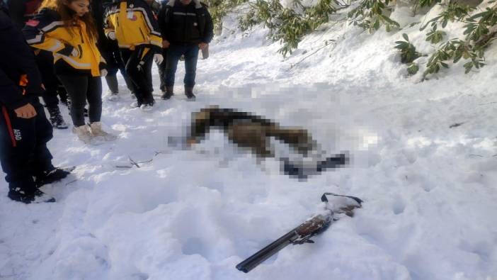 Ormanda kaybolan iki avcıdan biri donarak hayatını kaybetti