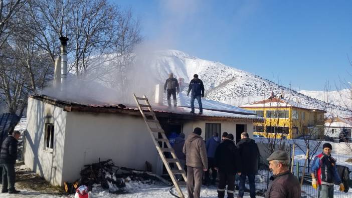 Erzincan'da müstakil evin çatı kısmı yandı