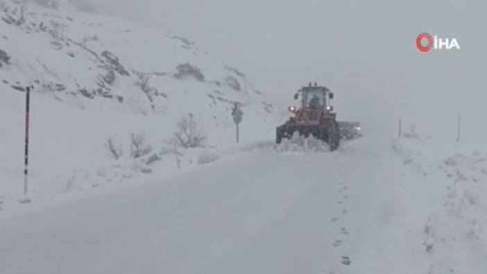 Siirt'te kar 25 aracı mahsur bıraktı
