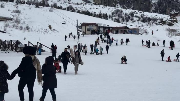 Binlerce kişi kayak merkezine akın etti