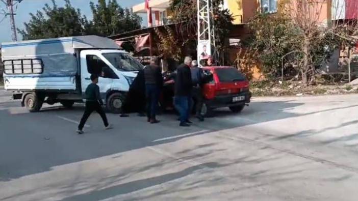 Adana’da otomobil ile kamyonet çarpıştı