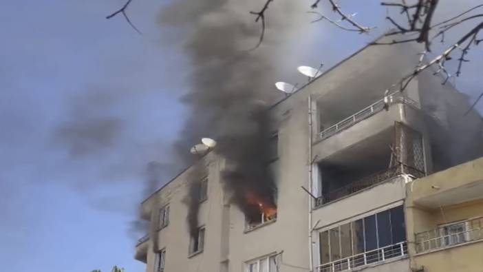 Mersin'de ev alev alev yandı