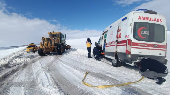 Muş'ta ambulans şarampole devrildi