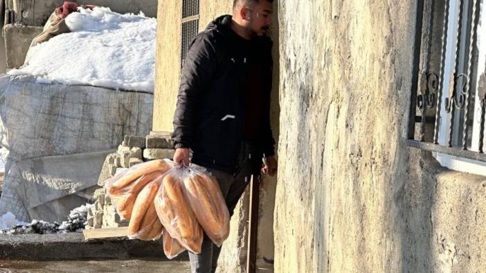 Depremde yaşamını yitirenler için köy köy dolaşıp ekmek dağıttı