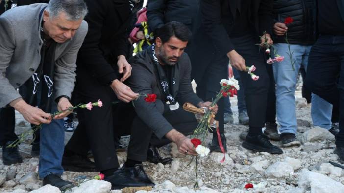Hataysporlu futbolcular Rönesans Rezidans enkazına çiçek bıraktı