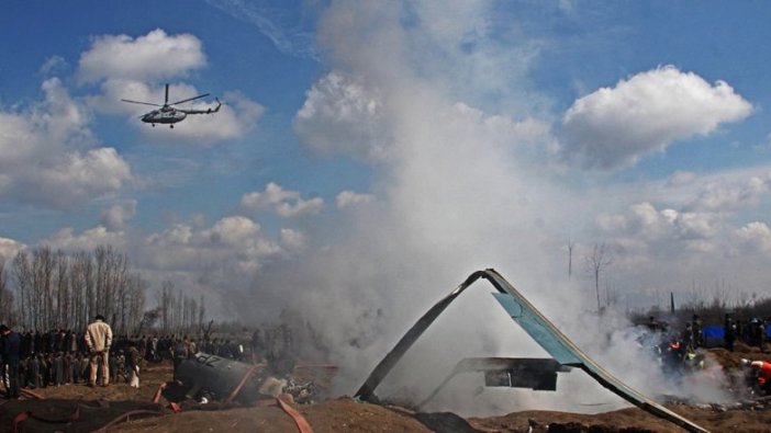 Pakistan, Hint pilotu ülkesine teslim etti