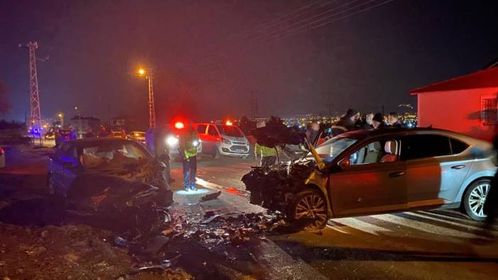 Erzincan’da iki araç çarpıştı 1’i ağır 3 yaralı