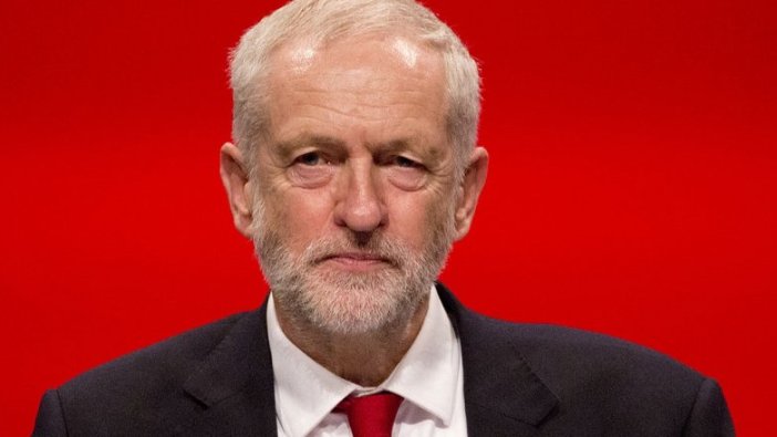 İngiltere'de cami ziyaret eden Corbyn'e yumurtalı saldırı