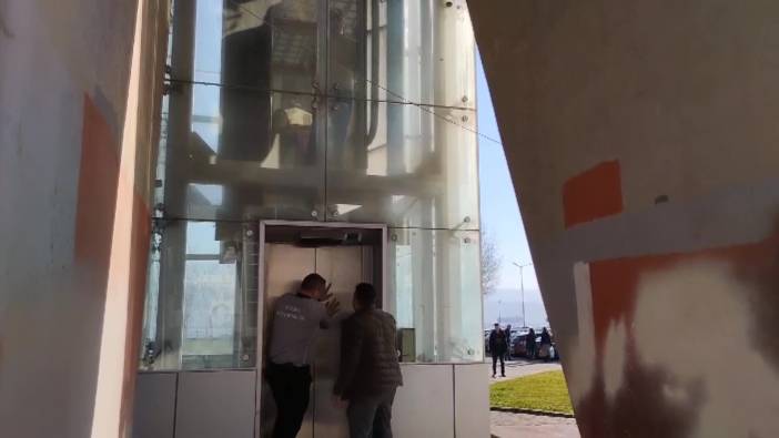 Bursa'da asansör krizi Havda asılı kaldılar
