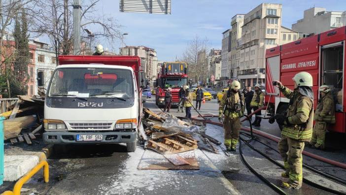 Beyoğlu'nda park halindeki kamyonette yangın