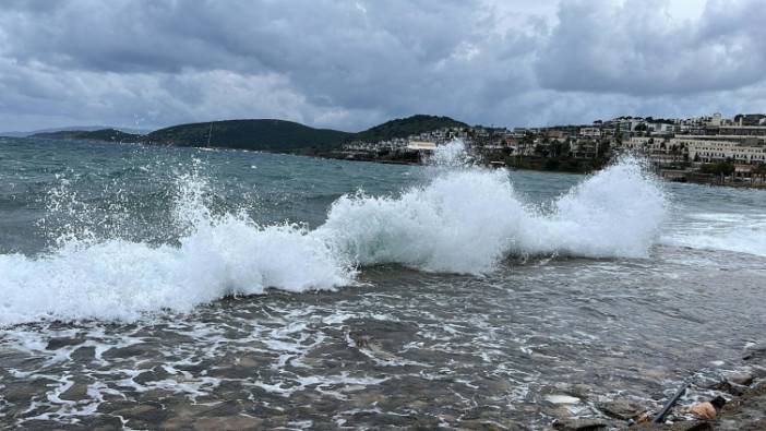 Bodrum’da dalgaların boyu 3 metreyi aştı
