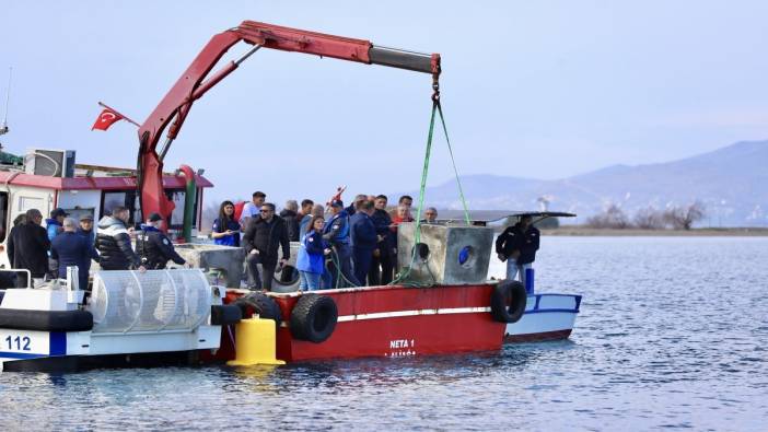 İzmir'de yapay resifler denize bırakıldı