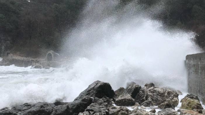 Zonguldak'ta dalgalar mendireği aştı