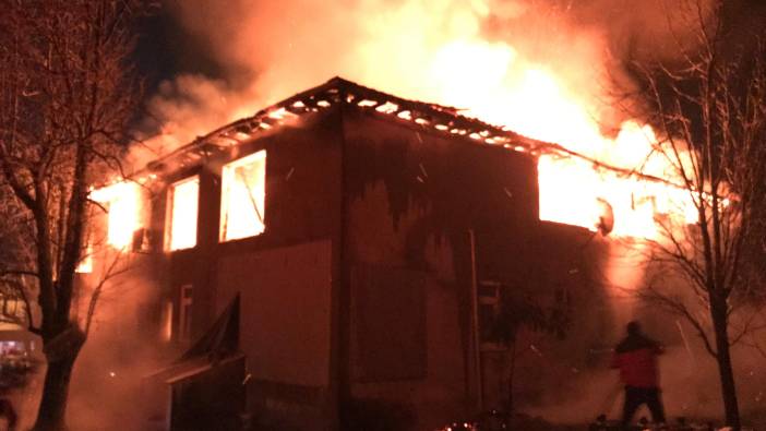 İki katlı ev alev alev yandı