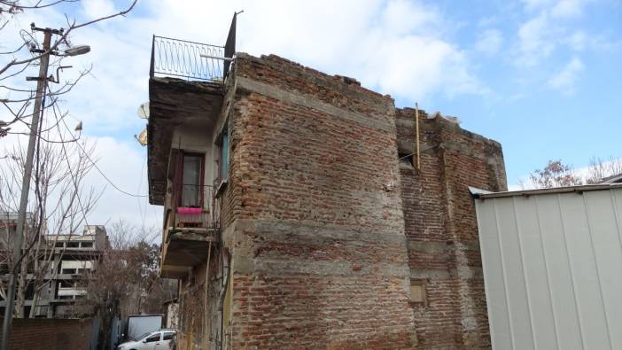 Malatya'da hasarlı binalar tehlike saçıyor