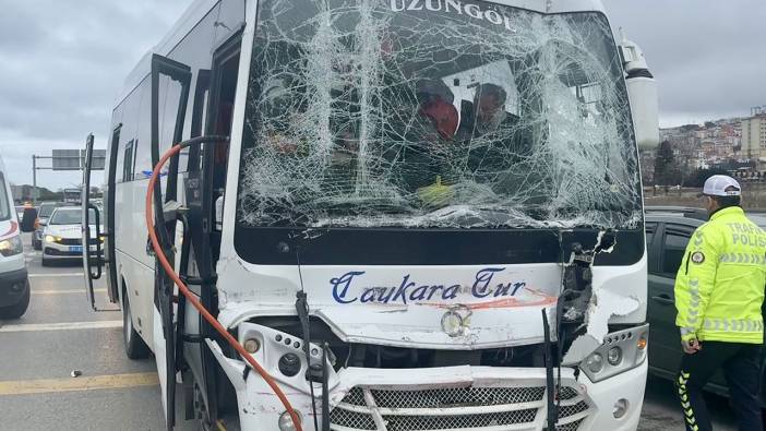 Trabzon'da minibüs TIR'a çarptı 'Yaralılar var'