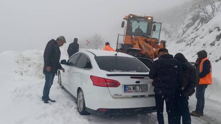 Muş’ta yoğun kar nedeniyle onlarca araç içerisinde 53 kişi mahsur kaldı